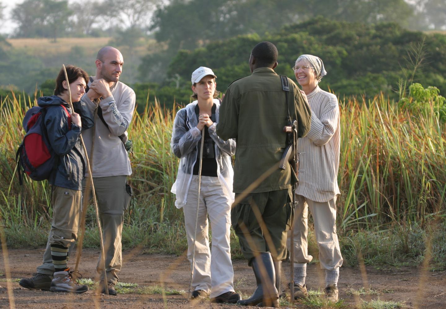 Briefing by Ranger before the Kyambura hike (Queen Elizabeth NP, Uganda)nda